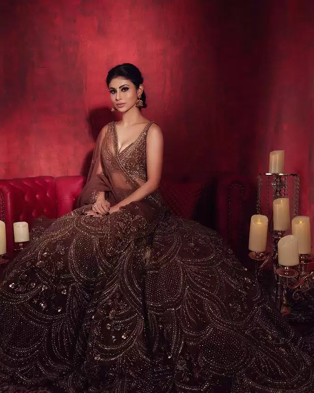 Mouni Roy ने ट्रेडिशनल लुक से खींचा सबका ध्यान, देखे तस्वीरें