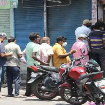 खिले मदिरा प्रेमियों के चेहरे, दुकानों पर लगी रही भीड़