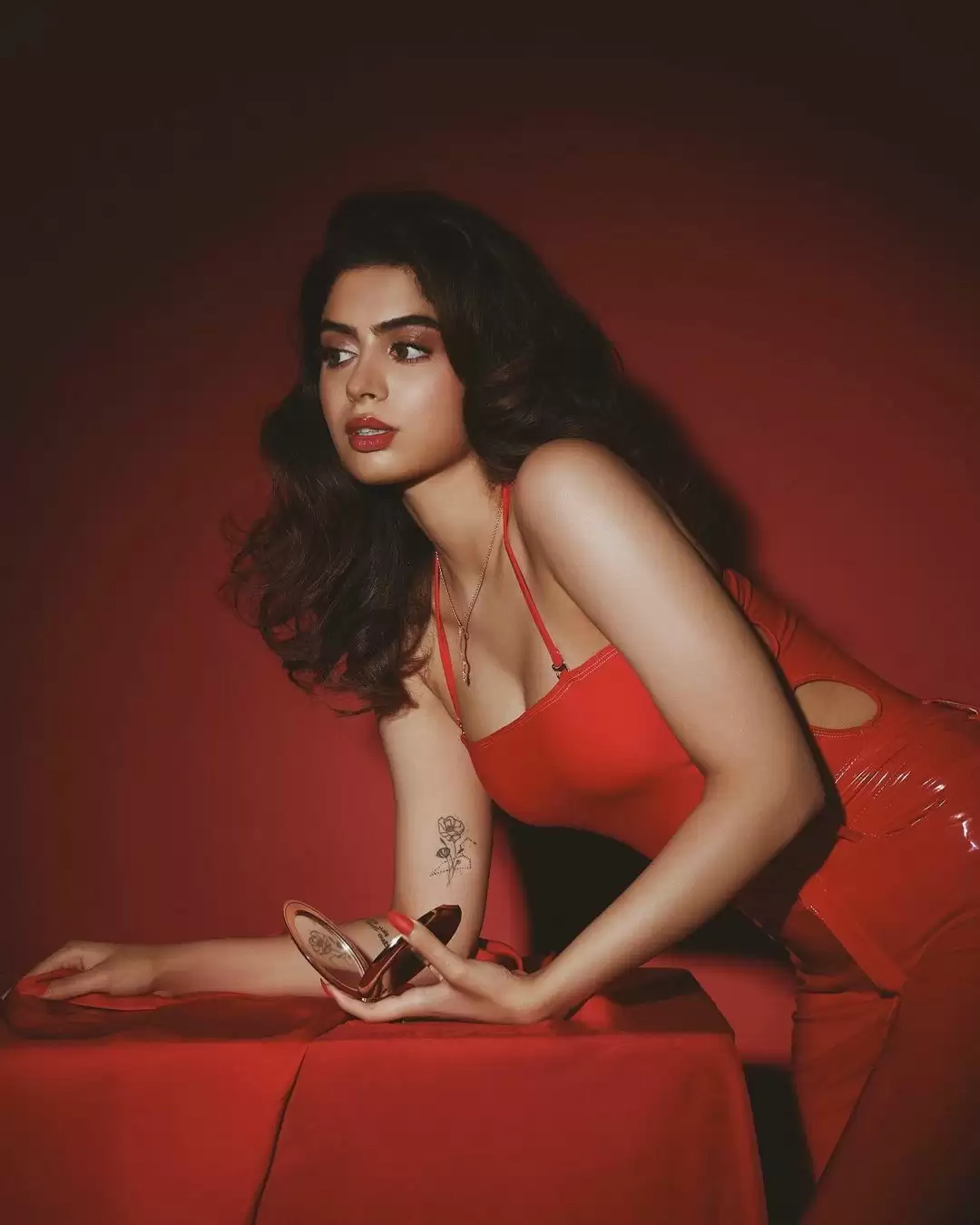 Khushi Kapoor ने दिखाईं बोल्ड अदाएं, तस्वीरें देख उड़ जाएंगे होश