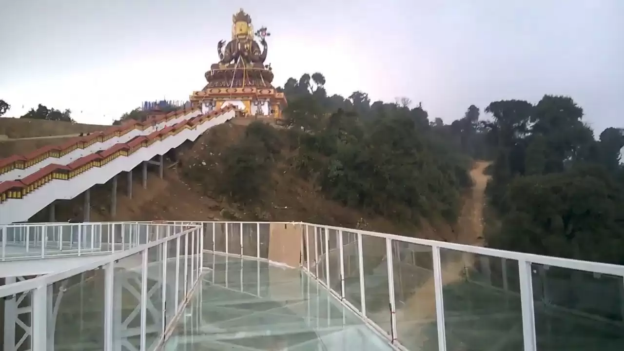 देखिये ये खौफनाक मंज़र जो की सिक्किम में समुद्र तल से 7200 फीट ऊपर बना है
