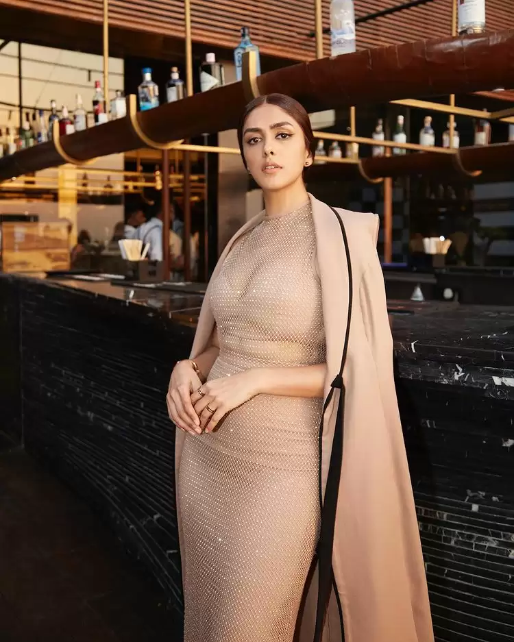 Mrunal Thakur के इस लुक को देख फैंस हुए घायल, देखे तस्वीरें!!