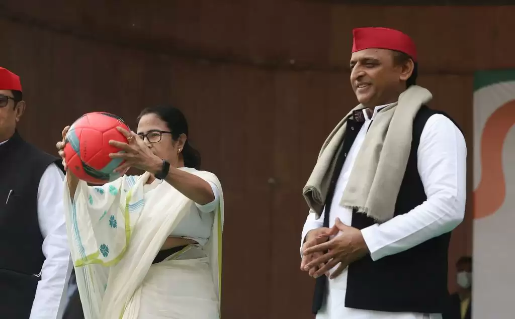 सपा के मंच से ममता ने सबको साधा, आमजन के मुद्दों पर बेबाकी से रखी राय