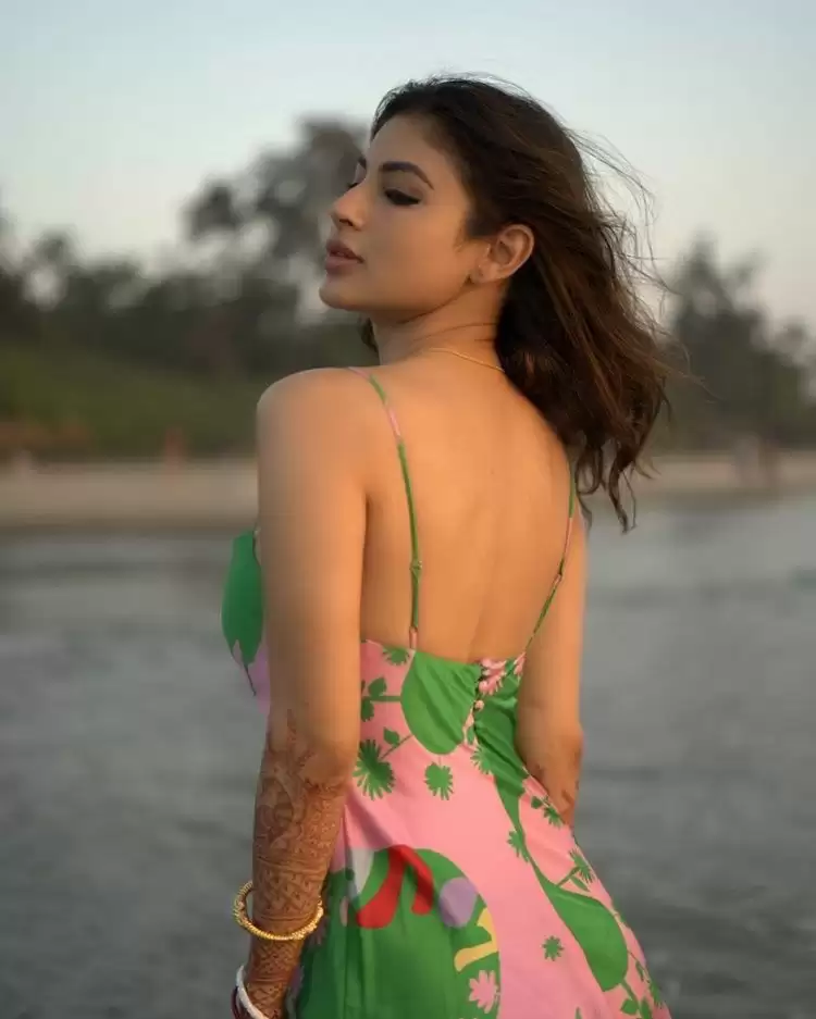 Mouni Roy ने फ्लॉन्ट किया कर्वी फिगर, देखें तस्वीरें!!
