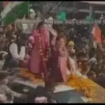 रोड शो में प्रियंका पर बरसाए फूल, भीड़ देख उत्साहित हुईं कांग्रेस महासचिव