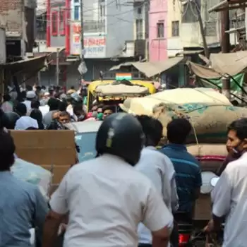 बाजारों में भीड़, घरों में पहुंच रहा कोरोना
