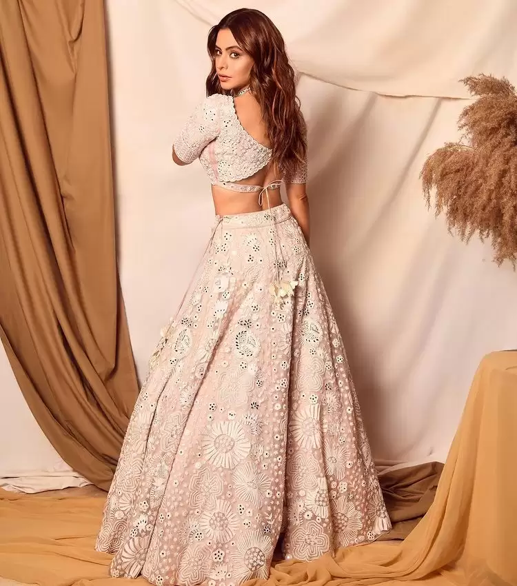 Aamna Sharif ने अपने ट्रडिंशनल स्टाइल से लूटी महफिल, देखे तस्वीरें!!
