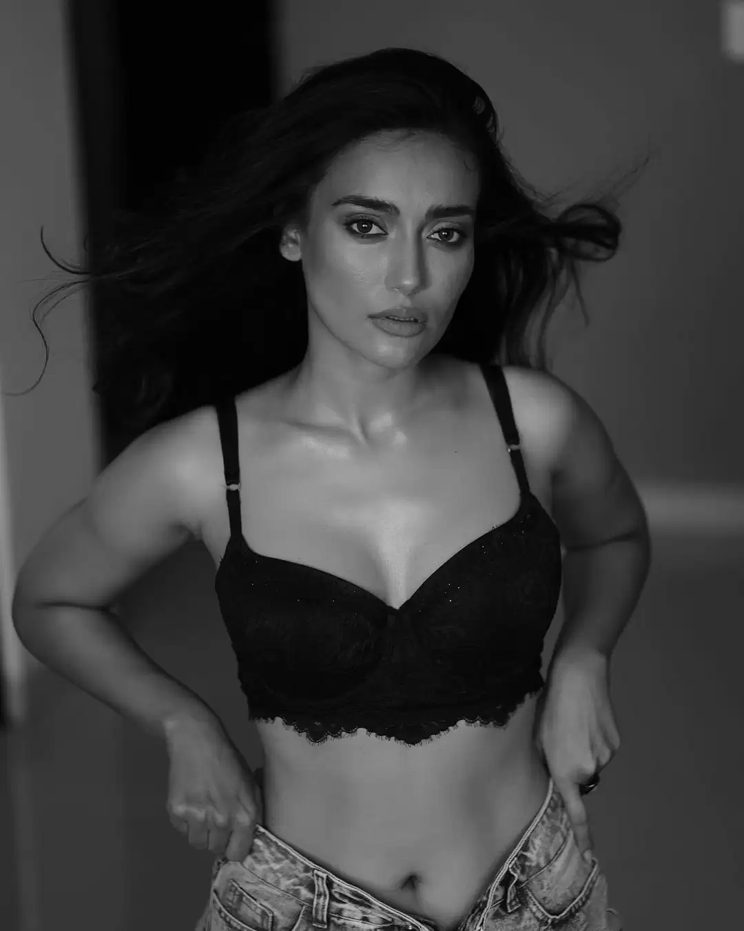 Surbhi Jyoti ने किया दिलकश अदाओं से घायल, तस्वीरें हुई वायरल