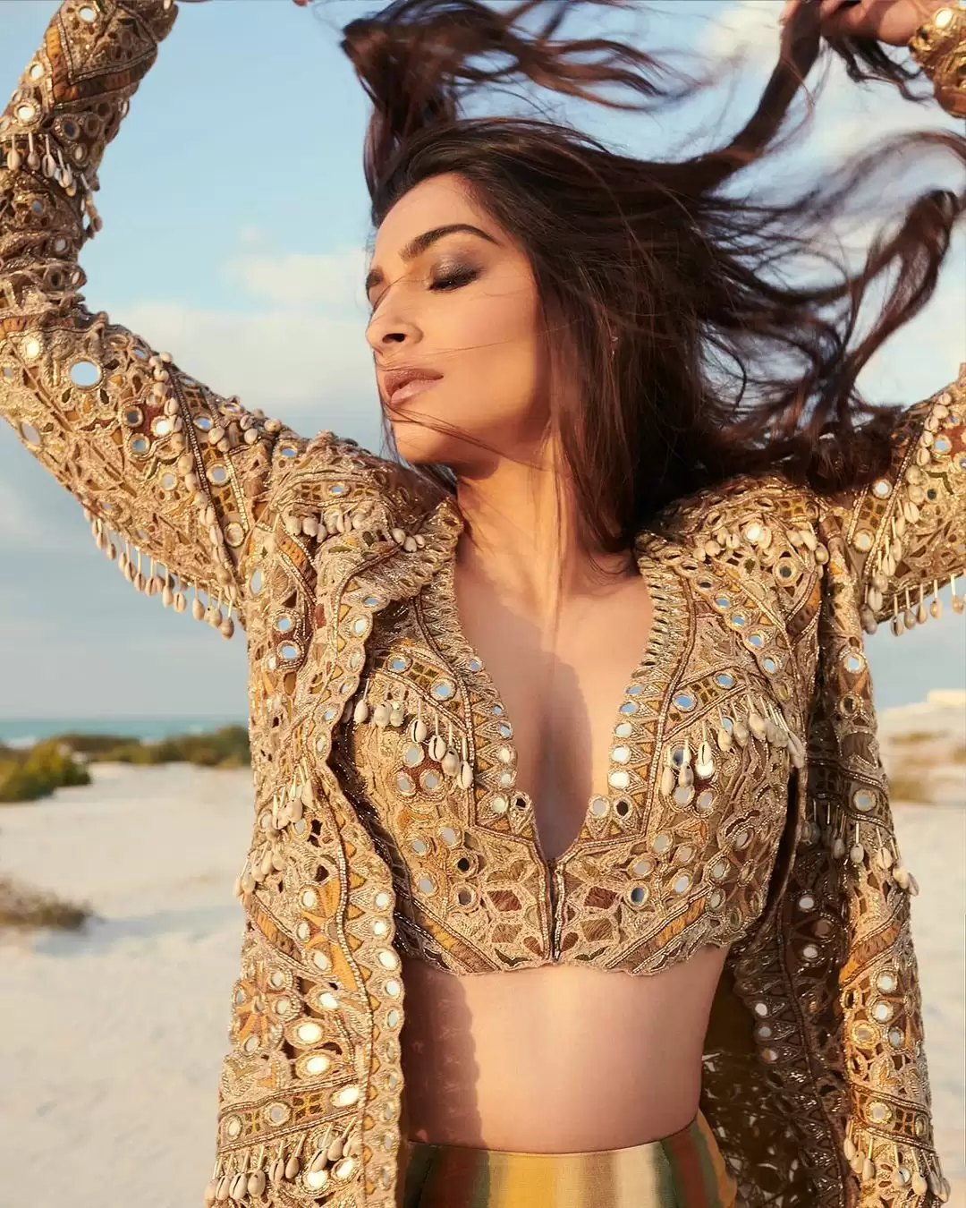 डिजाइनर ड्रेस में Madhuri Dixit से लेकर Ananya Pandey ने बरपाया कहर, देखे तस्वीरें