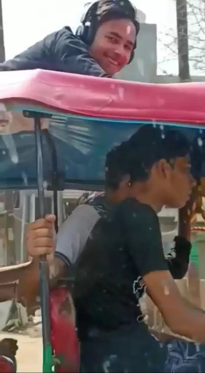 Viral Video: सड़क पर दौड़ते ऑटो की छत पर स्पाइडर मैन बना युवक