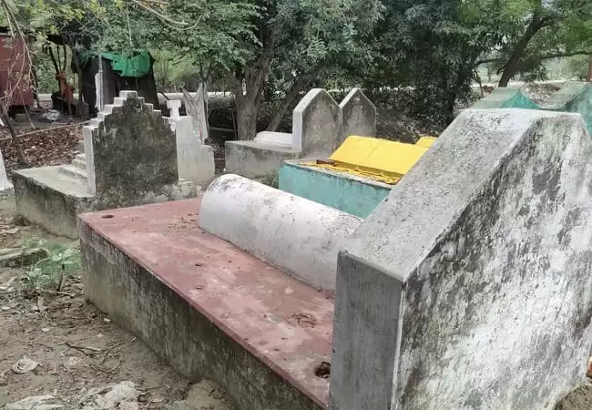 वाराणसी में हिंदू भी दफनाते हैं दिवंगतों के शव
