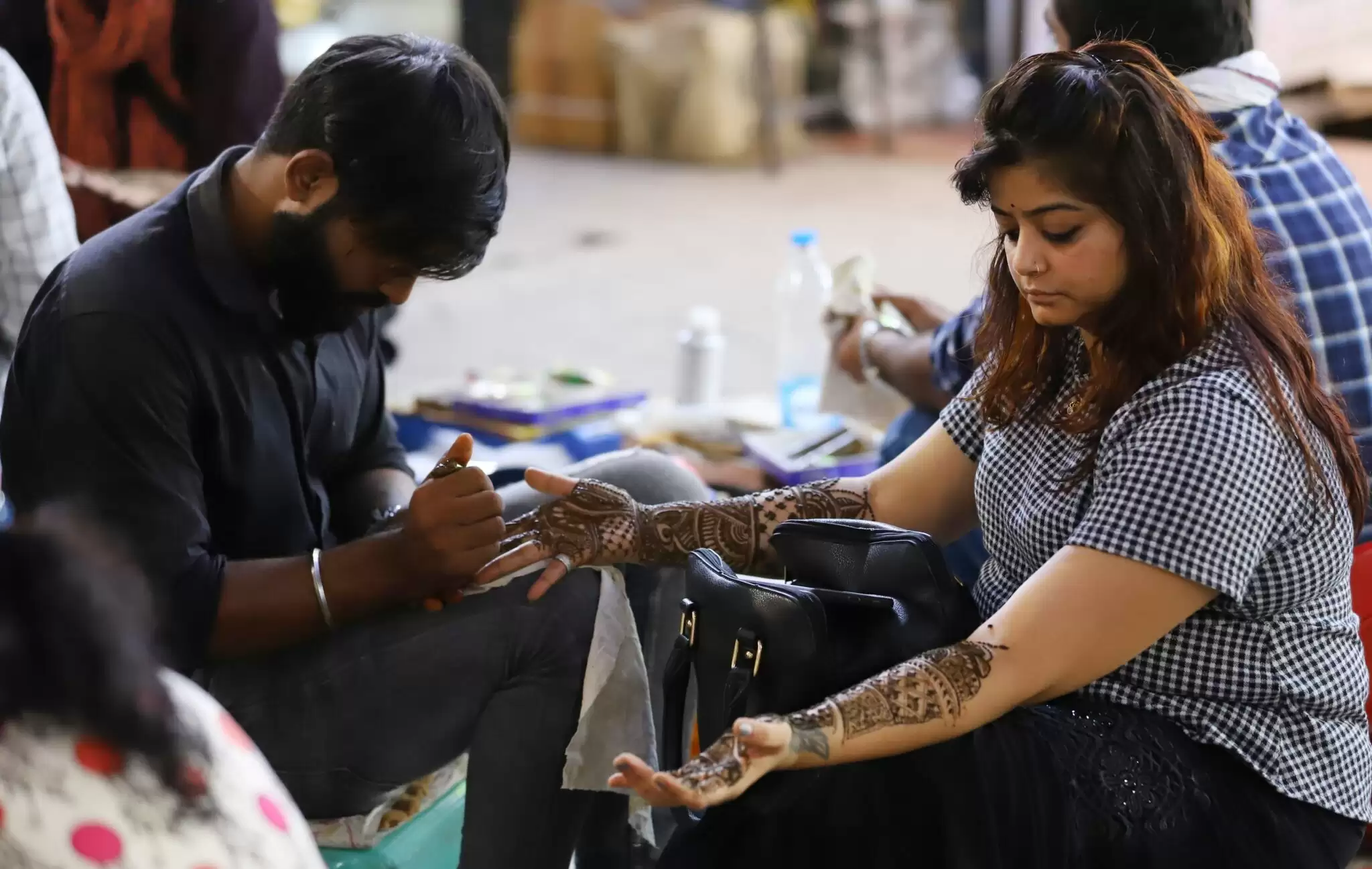 मेहंदी रचे हाथों से सोलह श्रृंगार करेंगी सुहागिने