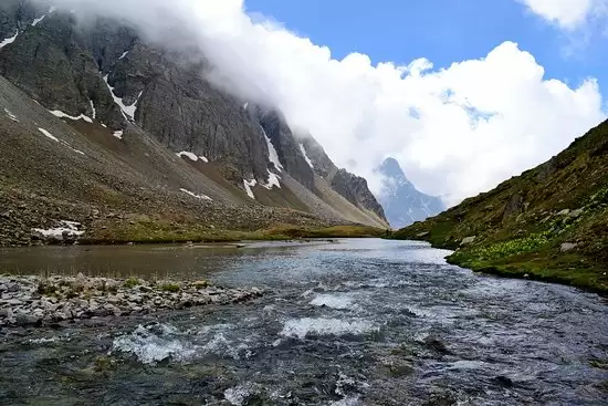 प्राकृतिक खूबसूरती से भरी है हिमाचल की पब्बर वैली