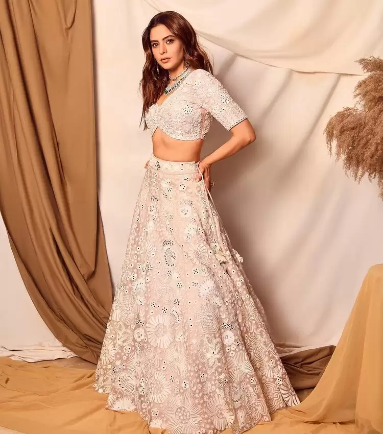 Aamna Sharif ने अपने ट्रडिंशनल स्टाइल से लूटी महफिल, देखे तस्वीरें!!
