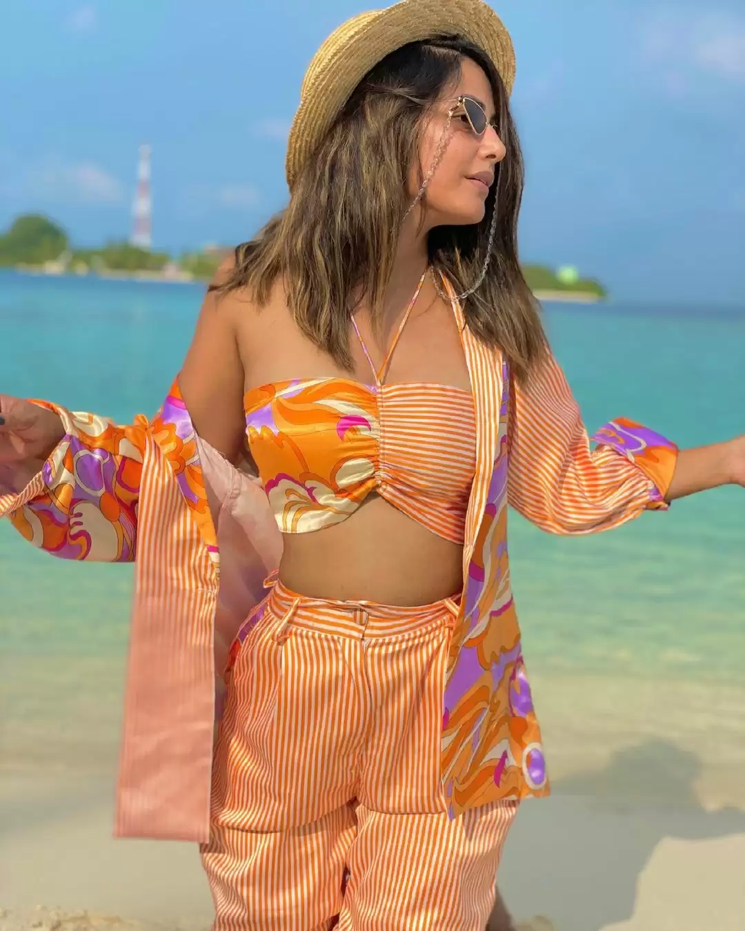 Hina Khan कर रही है समंदर में मस्ती, देखिये तस्वीरें