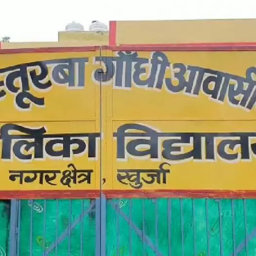 शिक्षा की फर्जी बुनियाद पर न्यूटन के सिंद्धान्त सीखा गईं नकली शिक्षिकाएं