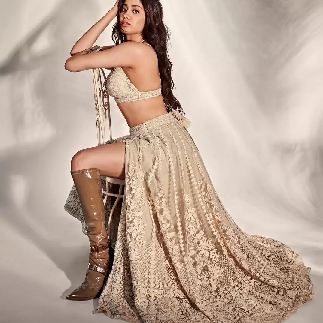 Janhvi Kapoor ने बिखेरा सोशल मीडिया पर जादू, देखिये तस्वीरें