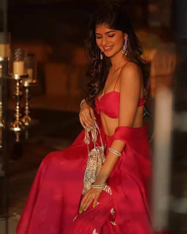 Anjini Dhawan ने ट्रेडिशनल लुक में लगाया बोल्डनेस का तड़का, देखे तस्वीरें