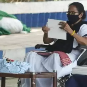 चुनाव आयोग के खिलाफ धरने पर बैठीं ममता बनर्जी