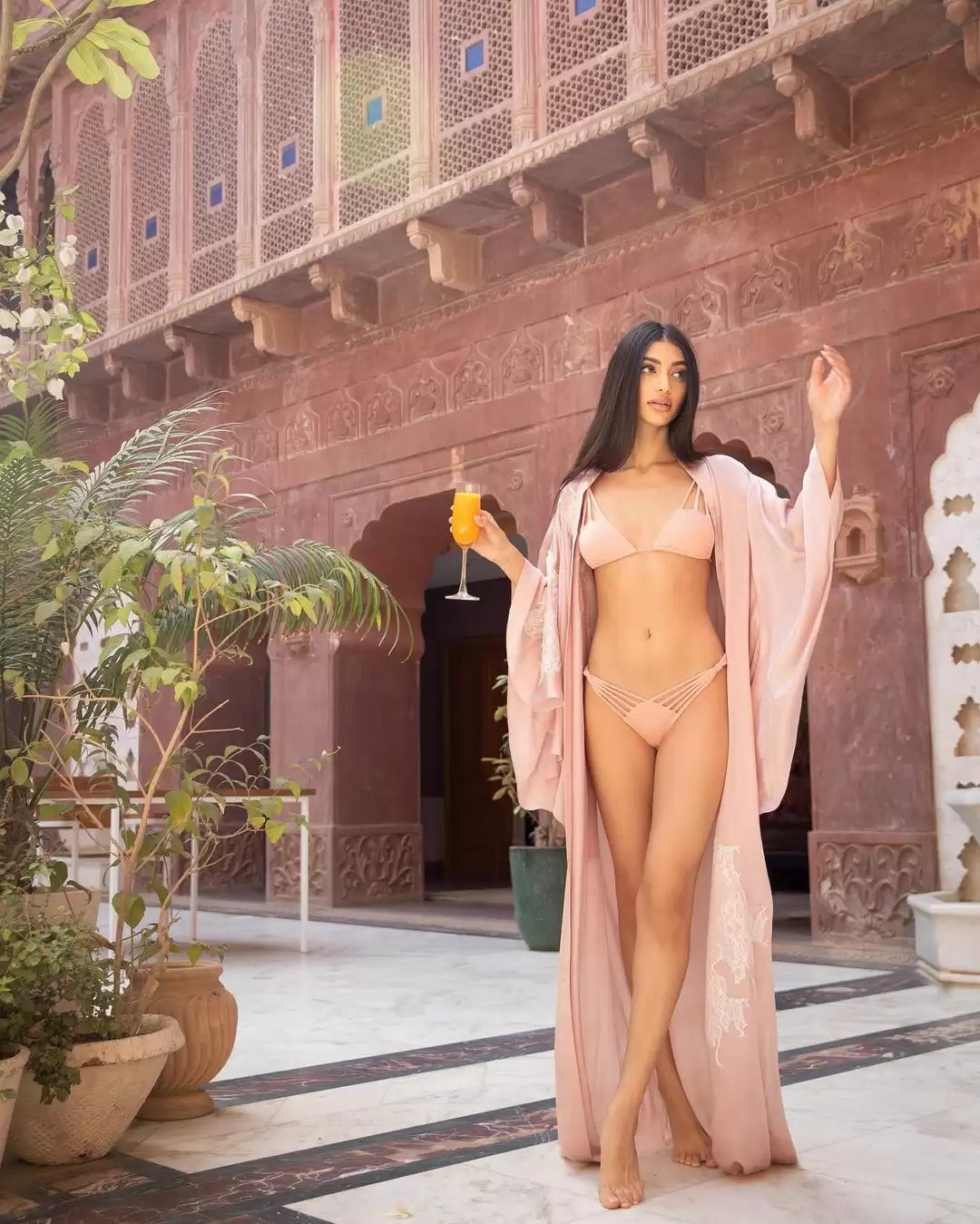 Alanna Panday ने सीक्रेट लोकेशन पर कराया बिकिनी फोटोशूट, देखिए तस्वीरें