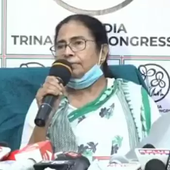 पश्चिम बंगाल को “भगवा खेमे की आंखों से” न देखे चुनाव आयोग, ममता ने आठ चरणों पर उठाये सवाल