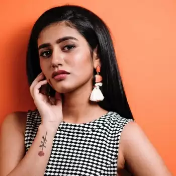 Priya Prakash Varrier की अदाओं ने लगाई इंटरनेट पर आग, देखे तस्वीरें