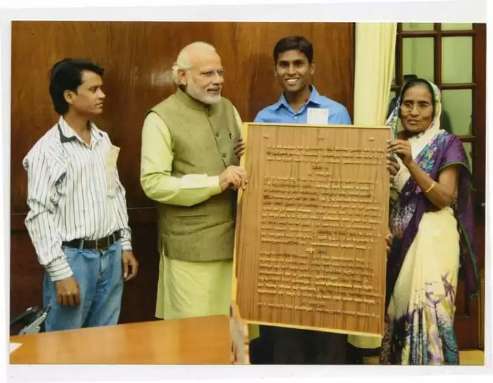 युवा कारोबारी के हाथों बना राम रक्षा स्रोत सीएम योगी ने राष्ट्रपति को किया भेंट