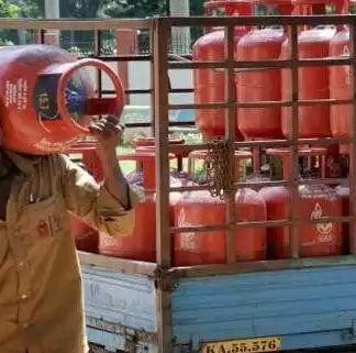 LPG Cylinder Price Hike: एलपीजी दामों में आया उछाल, अब इस कीमत पर खरीदना होगा घरेलू गैस सिलेंडर