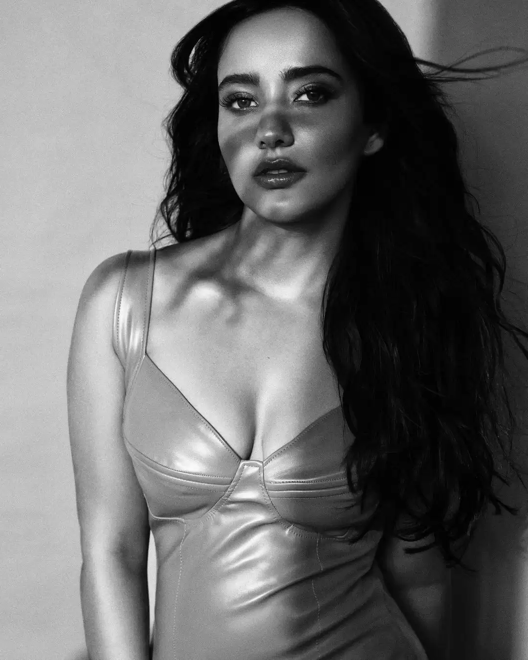 Neha Sharma करती है अदाओं से घायल, सोशल मीडिया पर मचा रहीं तहलका