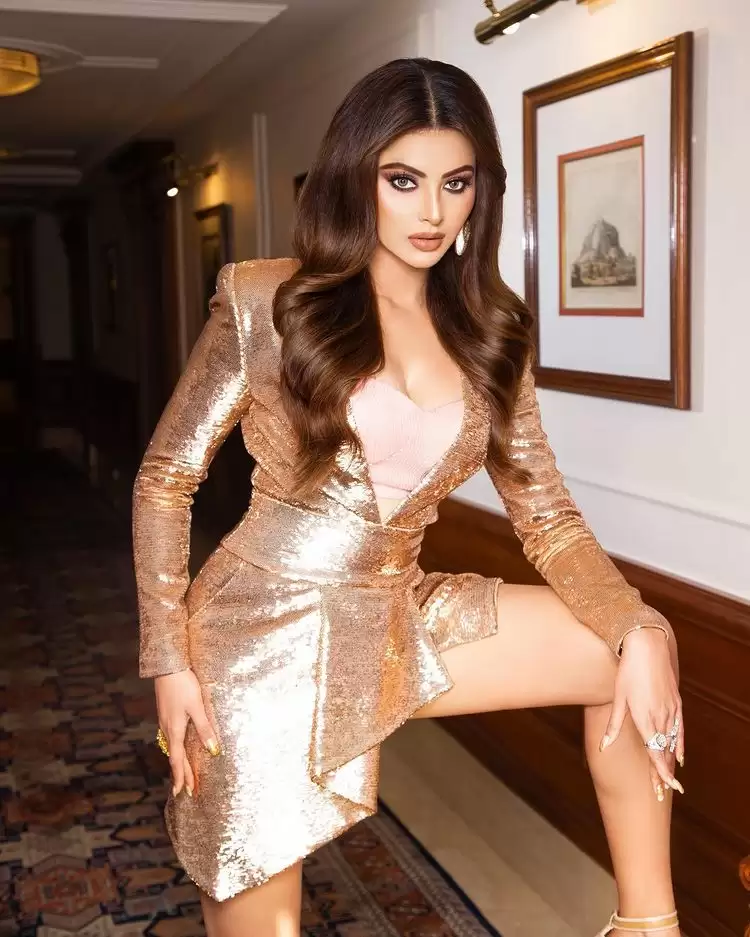 देखे Urvashi Rautela का हॉट लुक, तस्वीरों से नज़र नहीं हट पाएगी