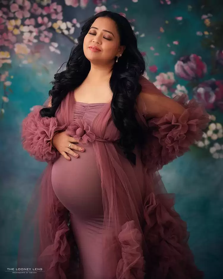 Bharti Singh ने बेबी बंप फ्लॉन्ट किया , देखे तस्वीरें!!