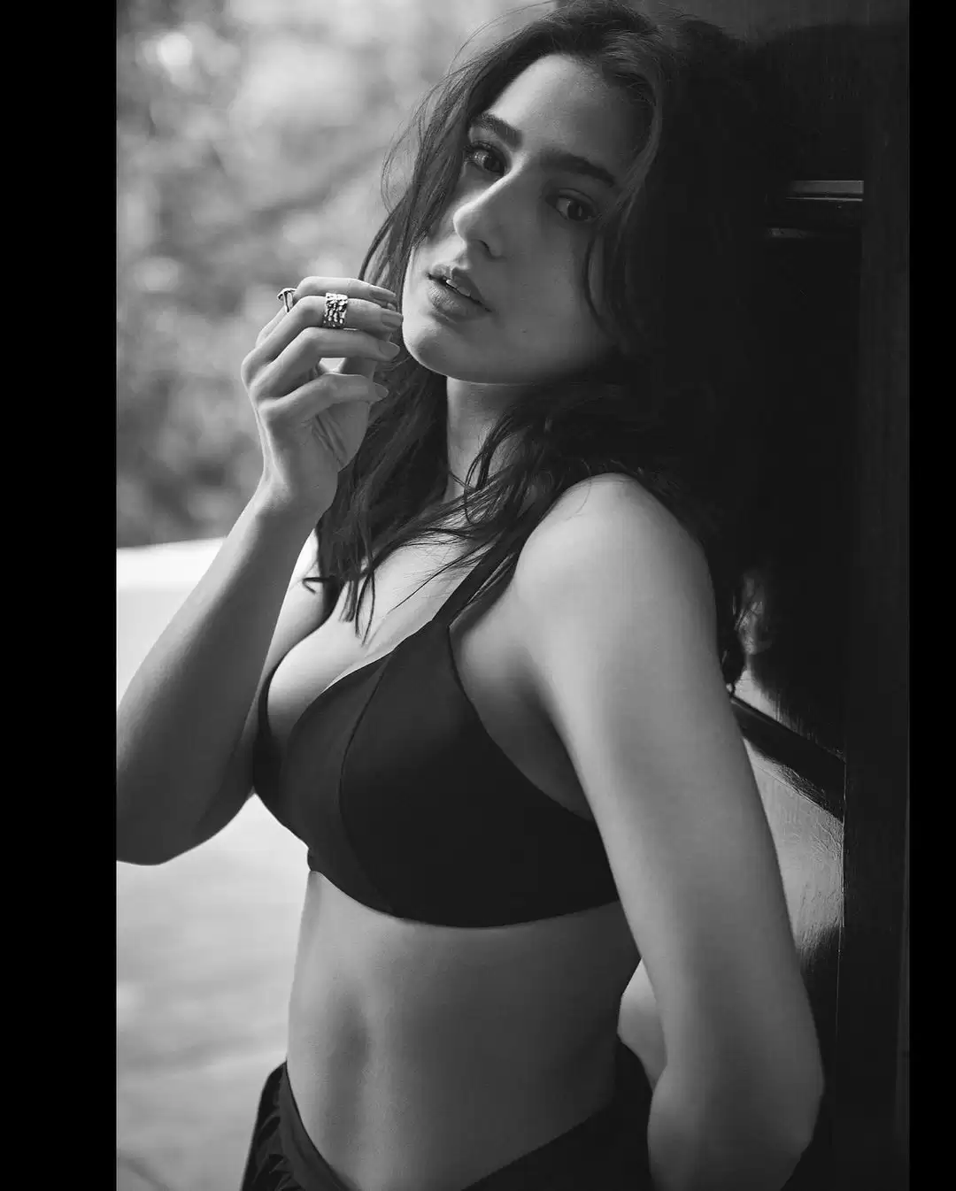 Sara Ali Khan ने दिखाईं बोल्ड और दिलकश अदाएं, देखे तस्वीरें