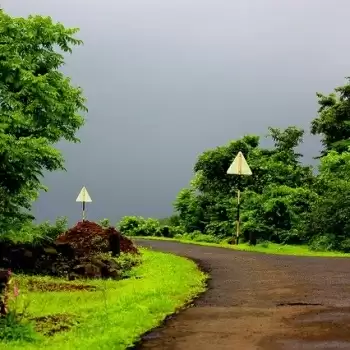 बारिश में इन जगहों का घूमने का बनाएं प्लान, यहां मौसम रहता है खुशनुमा