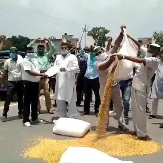 स्टेट हाईवे पर मक्का फेंक किसानों का विरोध