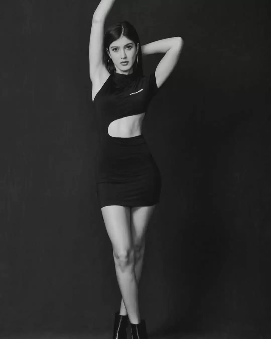 Janhvi Kapoor की कजिन Shanaya Kapoor ने ढाया कहर, ग्लैमरस अंदाज में आईं नजर.