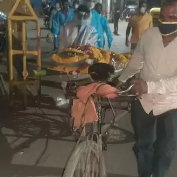 मानवता शर्मसारः ठेले पर शव लादकर ले गये श्मशान घाट