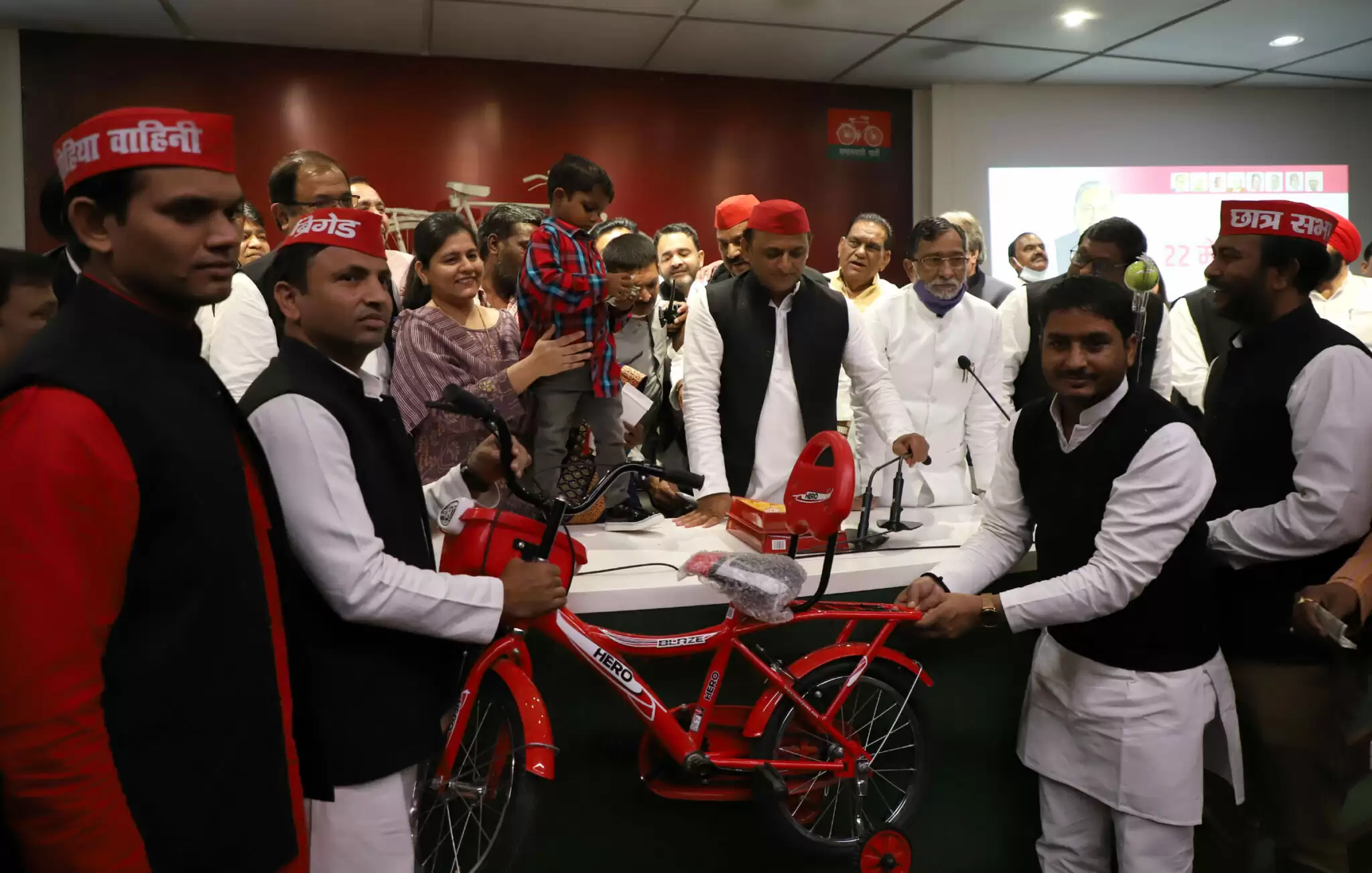 अखिलेश यादव ने लांच किया समाजवादी इत्र