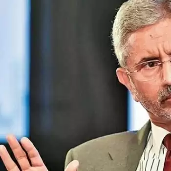 चीन के साथ L.A.C पर बढ़ते तनाव को लेकर Defence Minister ने पूर्व रक्षा मंत्रियों के साथ की बैठक
