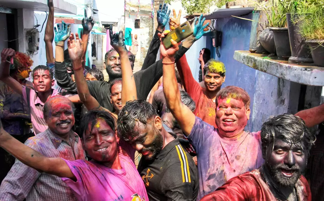 Holi Festival Images: कहां कैसे हुई रंगों की बौछार, देखे होली की रंगीन तस्वीरें!!