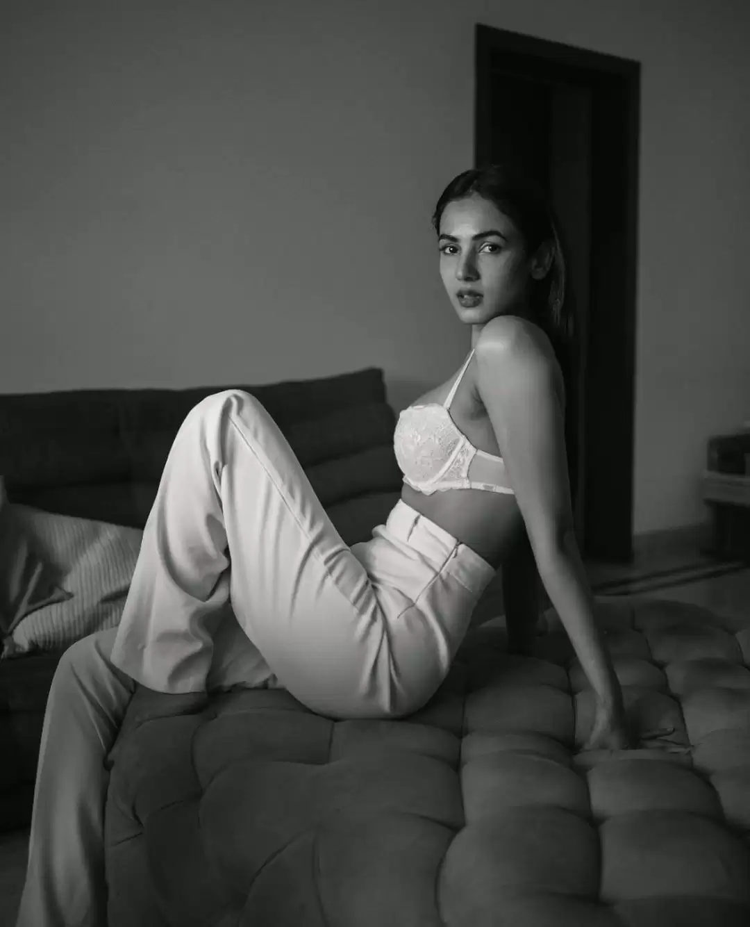 Sonal Chauhan ने कराया बोल्ड फोटोशूट, अदाओं के बिखरे जलवे