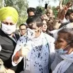 हाथरस में आप सांसद संजय सिंह, विधायक राखी बिड़लान पर युवक ने फेंकी स्याही