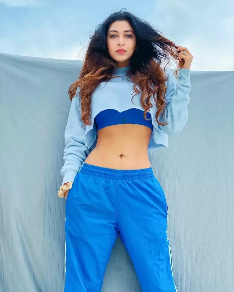 Sonarika Bhadoria ने दिखाया अपना बोल्ड लुक, देखे तस्वीरें
