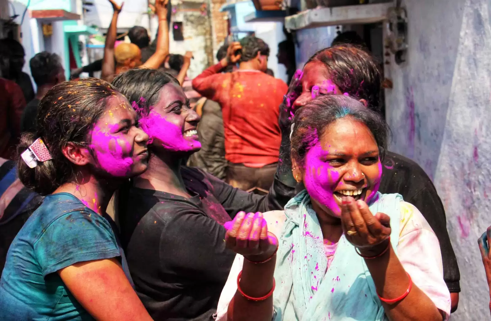 Holi Festival Images: कहां कैसे हुई रंगों की बौछार, देखे होली की रंगीन तस्वीरें!!