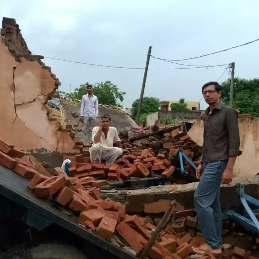 आकाशीय बिजली गिरने से ध्वस्त हुआ मकान
