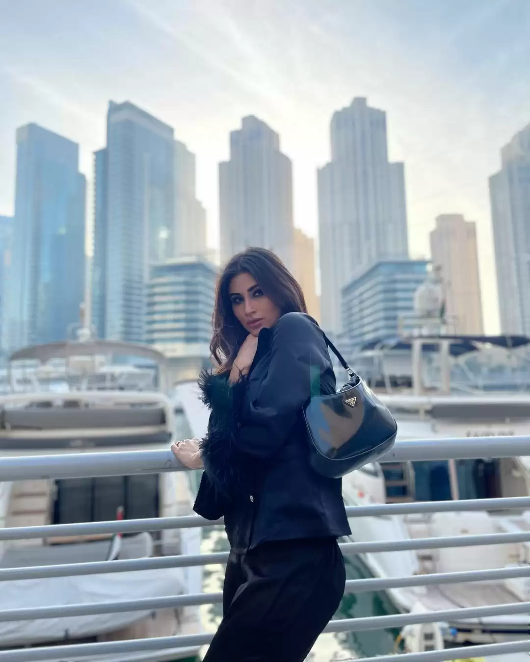 Mouni Roy ने फिर दिखाया अपना ग्लैमरस लुक, तस्वीरें हुई वायरल