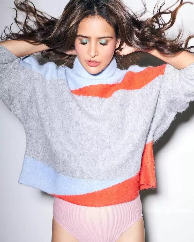 Aisha Sharma ने उड़ाए फैन्स के होश, देखे तस्वीरें