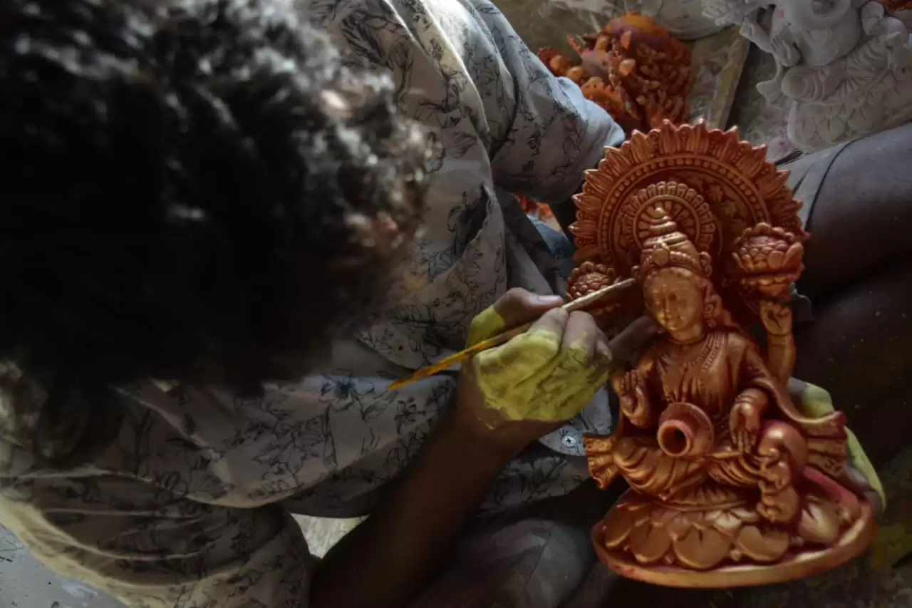 दीपोत्सव को रोशन करने के लिये कुम्हार बना रहे दीये