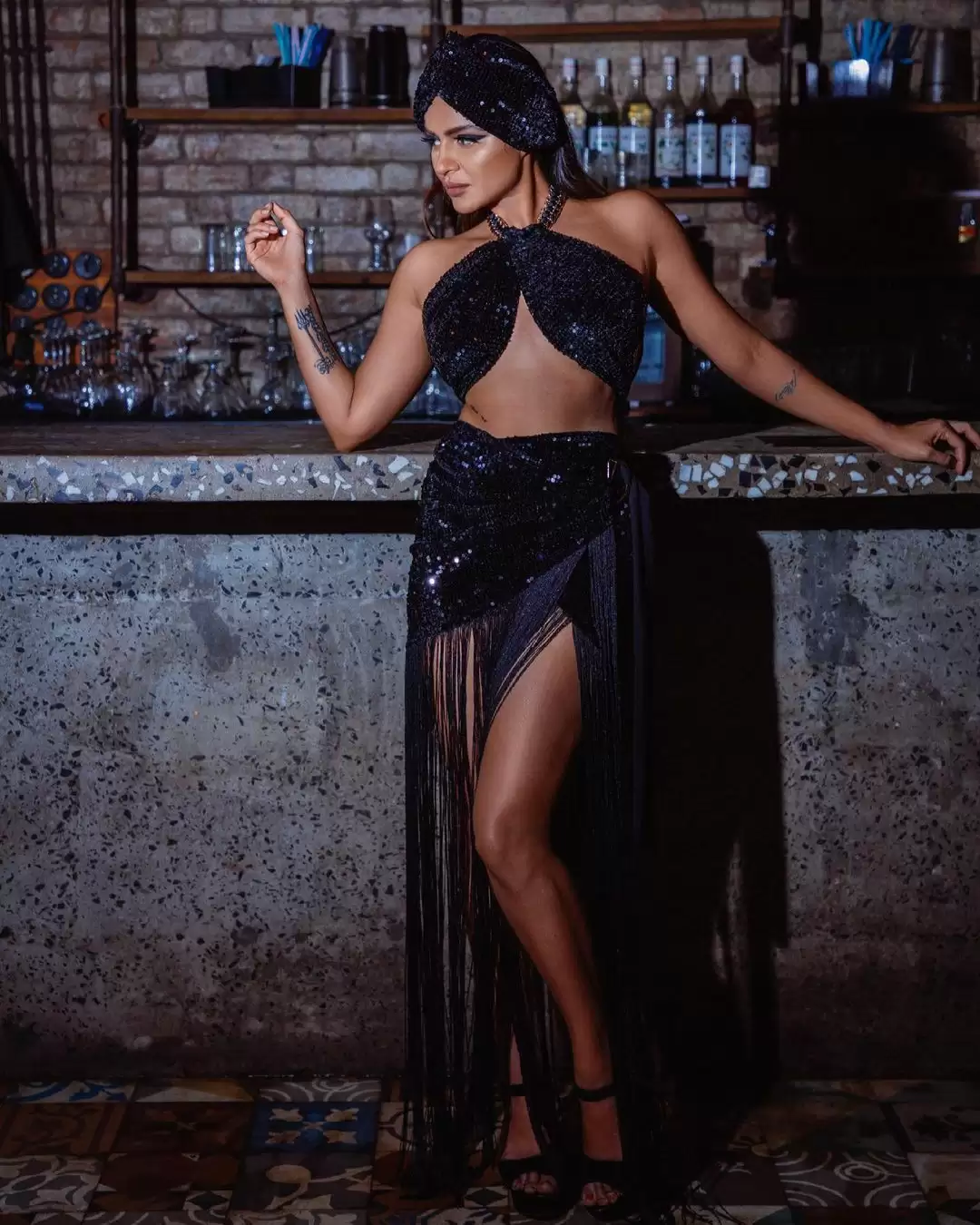 Aashka Goradia ने समंदर किनारे किए मुश्किल योग आसन, फैंस के दिल थम गए है