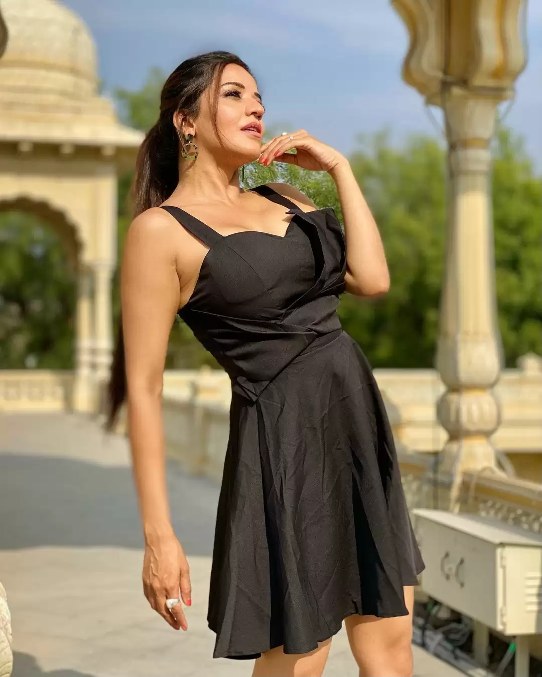 Monalisa ने फिर दिखाया अपना बोल्ड अनदाज़ , देखिए तस्वीरें