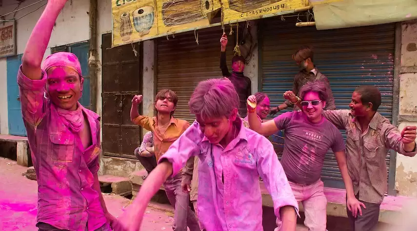 Happy Holi 2021: इस होली घर पर बना सकते हैं नेचुरल रंग, जाने तरीका
