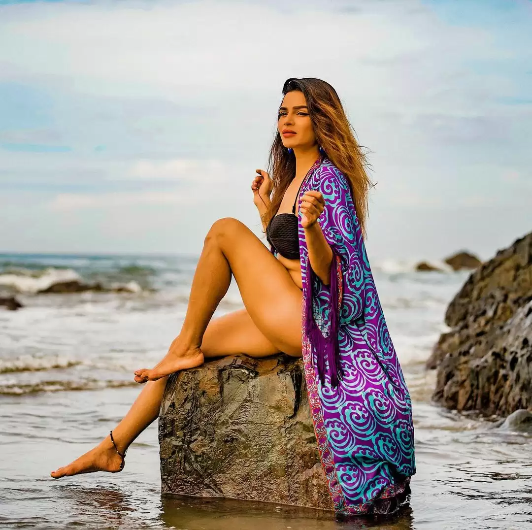 Aashka Goradia ने समंदर किनारे किए मुश्किल योग आसन, फैंस के दिल थम गए है